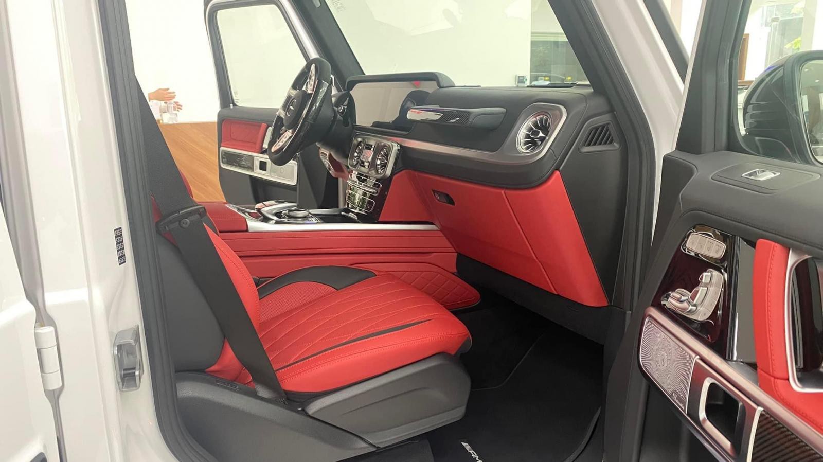 Bán Mercedes G63 AMG sản xuất 2022, màu trắng, nội thất đỏ, xe có sẵn giao ngay.