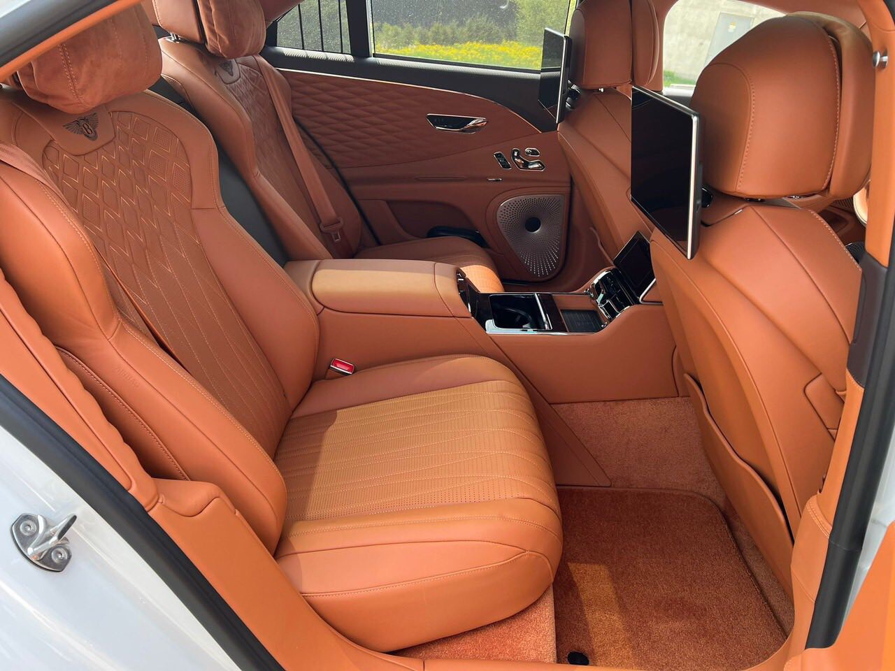 Bán xe Bentley FLying Spur sản xuất năm 2022 nhập mới 100%. Bản 4 ghế 