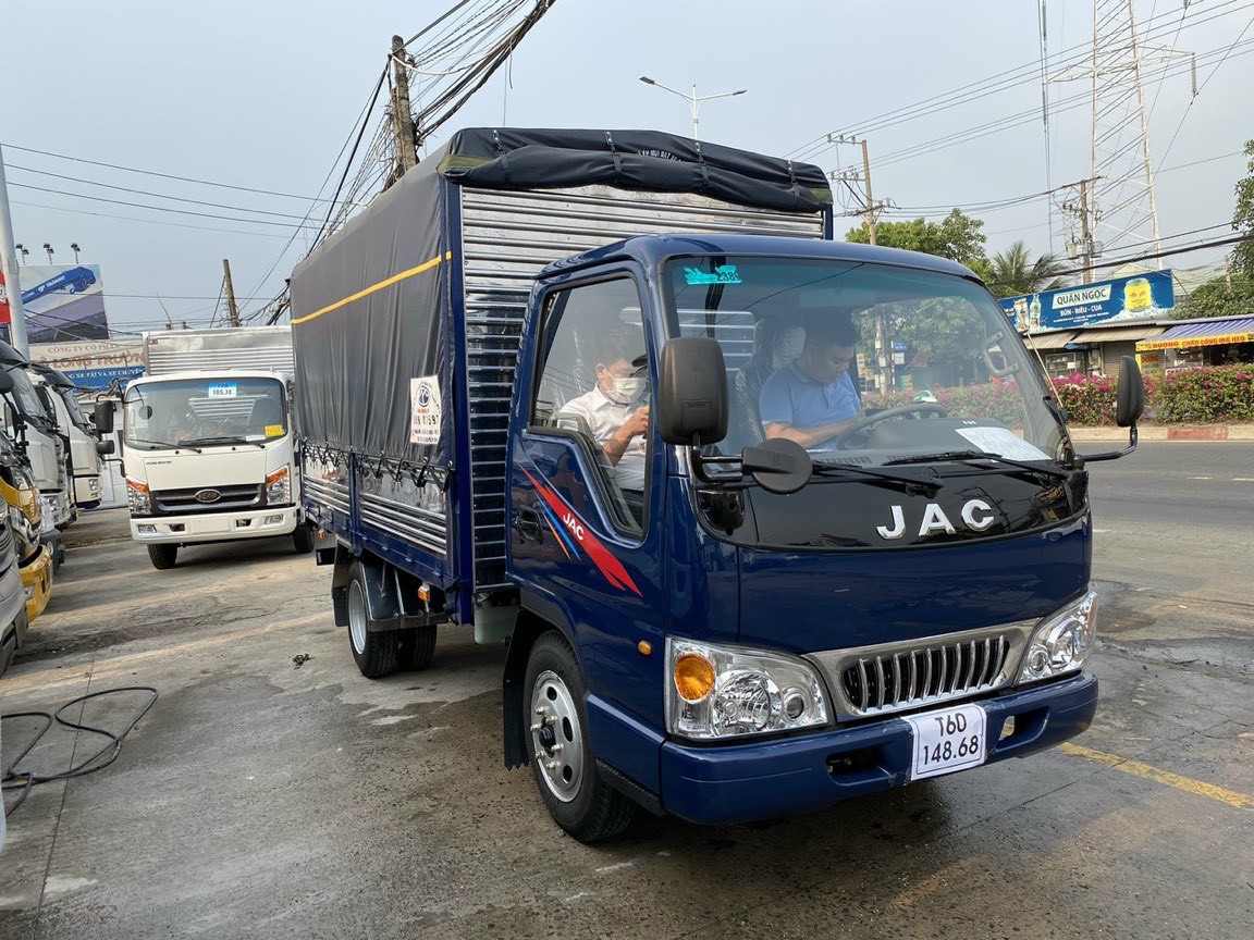 Xe tải JAC L240 2T45 thùng dài 3m7 - động cơ công nghệ isuzu 