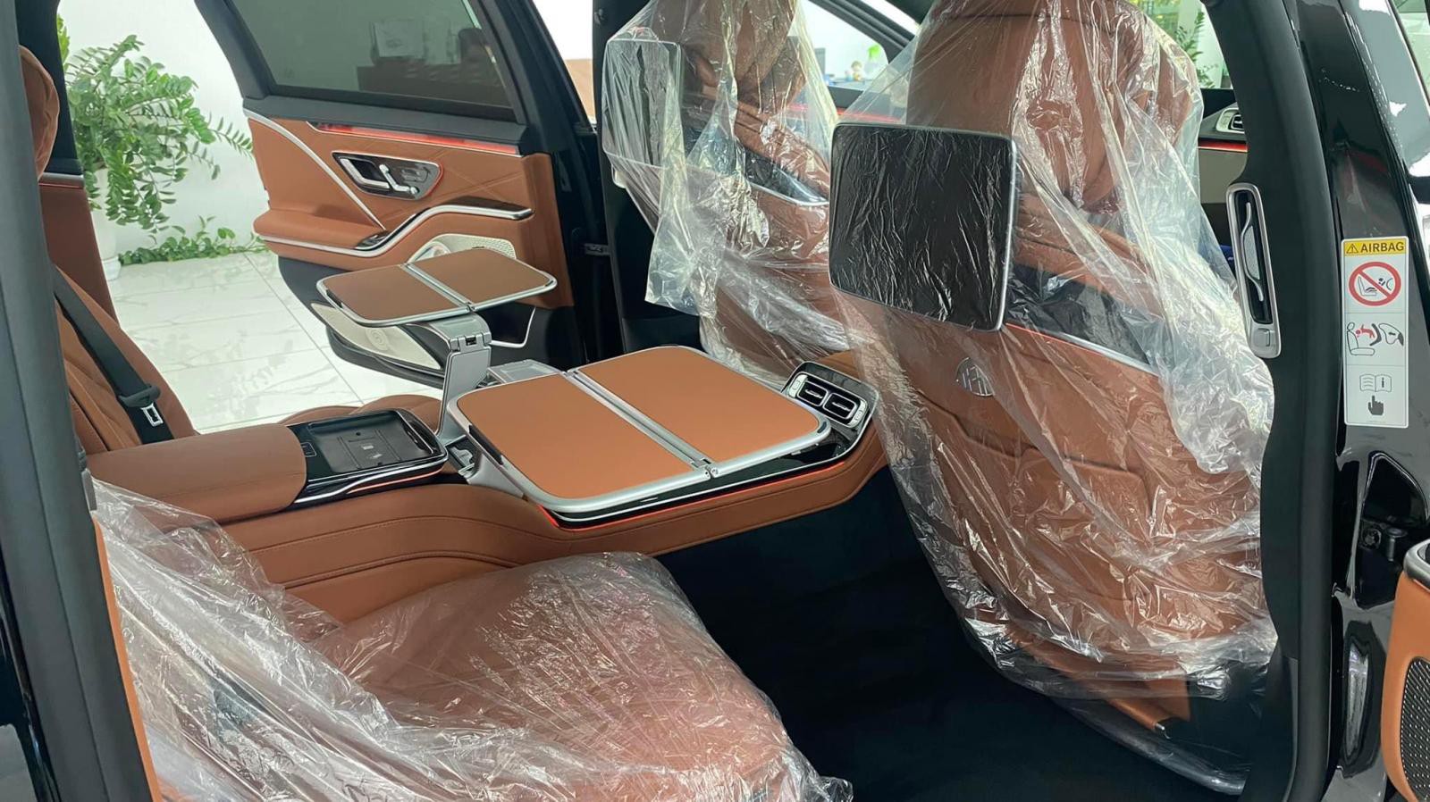 Bán Mercedes Maybach S580 sản xuất 2022, màu đen, nội thất da bò, xe có sẵn tại salon giao ngay.