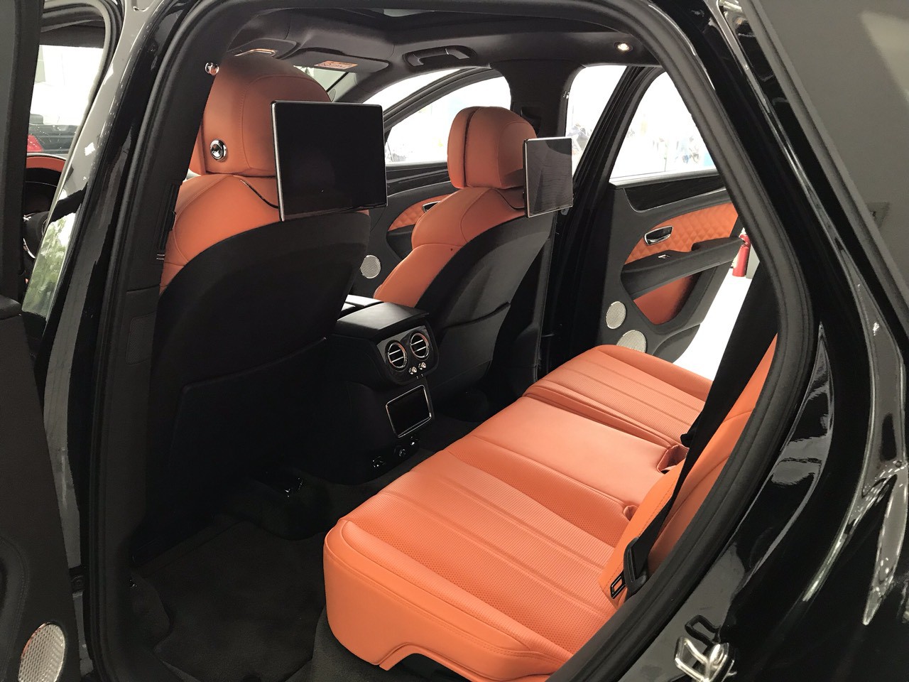 Bán Bentley Bentayga sản xuất 2022, màu đen, nhập khẩu nội thất vàng Hermes