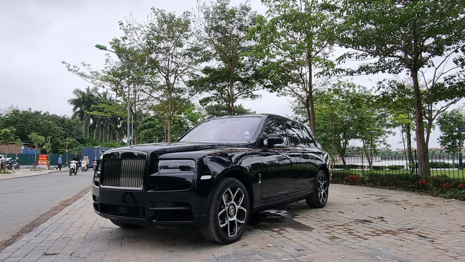 Xe có giao ngay Rolls Royce Cullinan Black Badge sản xuất năm 2022 mới 100%