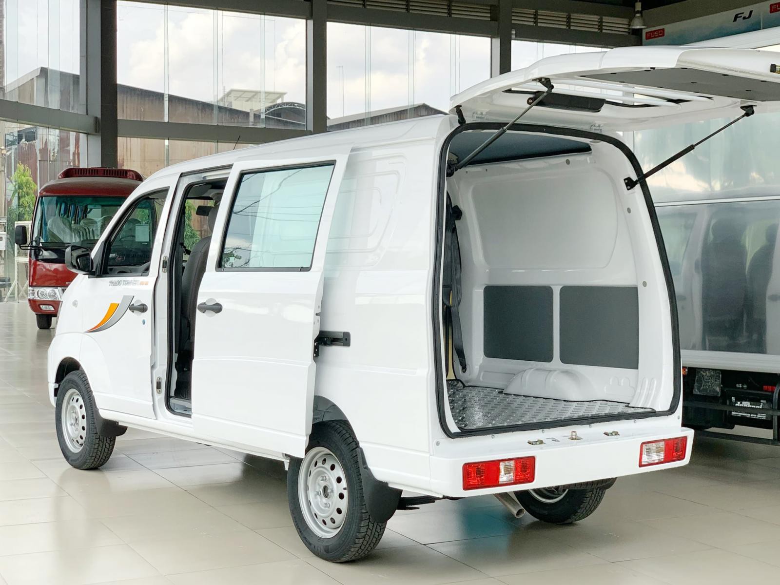 Bán Thaco Towner Van 2S 2022, màu trắng, 100 triệu nhận xe