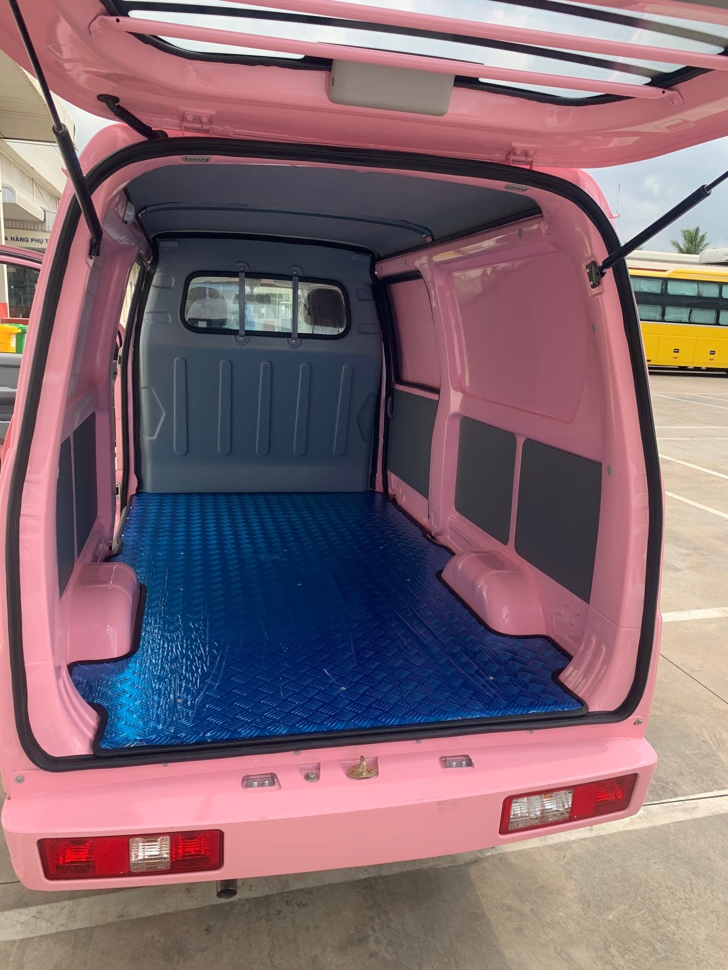 Xe tải 1000kg 2022 - Thaco towner Van 2S , tải trọng 945kg, thông suốt nội ô 24/24, bảo hành chính hãng 2 năm