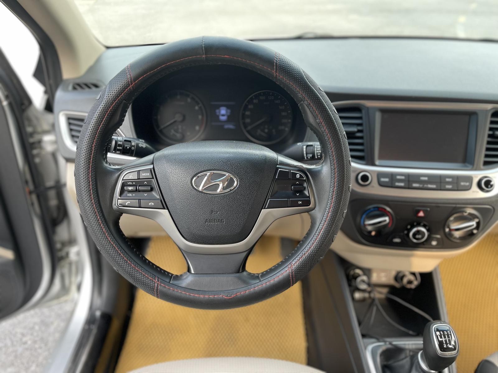 Cần bán xe Hyundai Accent 1.4MT 2018, màu bạc, 410 triệu