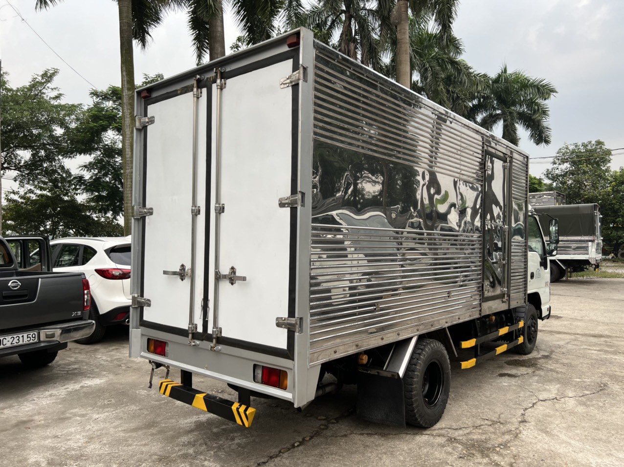 Isuzu QKR 2018 - Bán xe tải thùng kín Isuzu QKR 270 đời 2018,xe 8 vạn