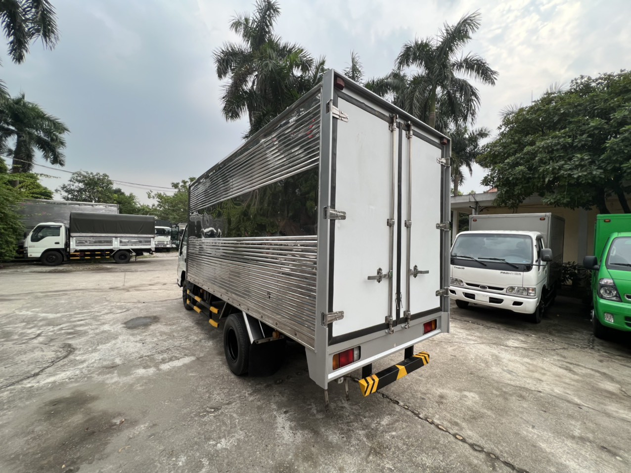 Bán xe tải thùng kín Isuzu QKR 270 đời 2018,xe 8 vạn