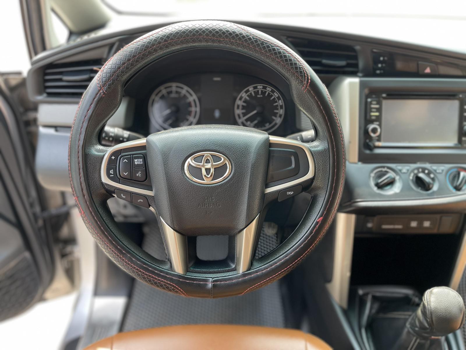 Toyota Innova 2.0E 2017 - Bán Toyota Innova 2.0E 2017, màu xám