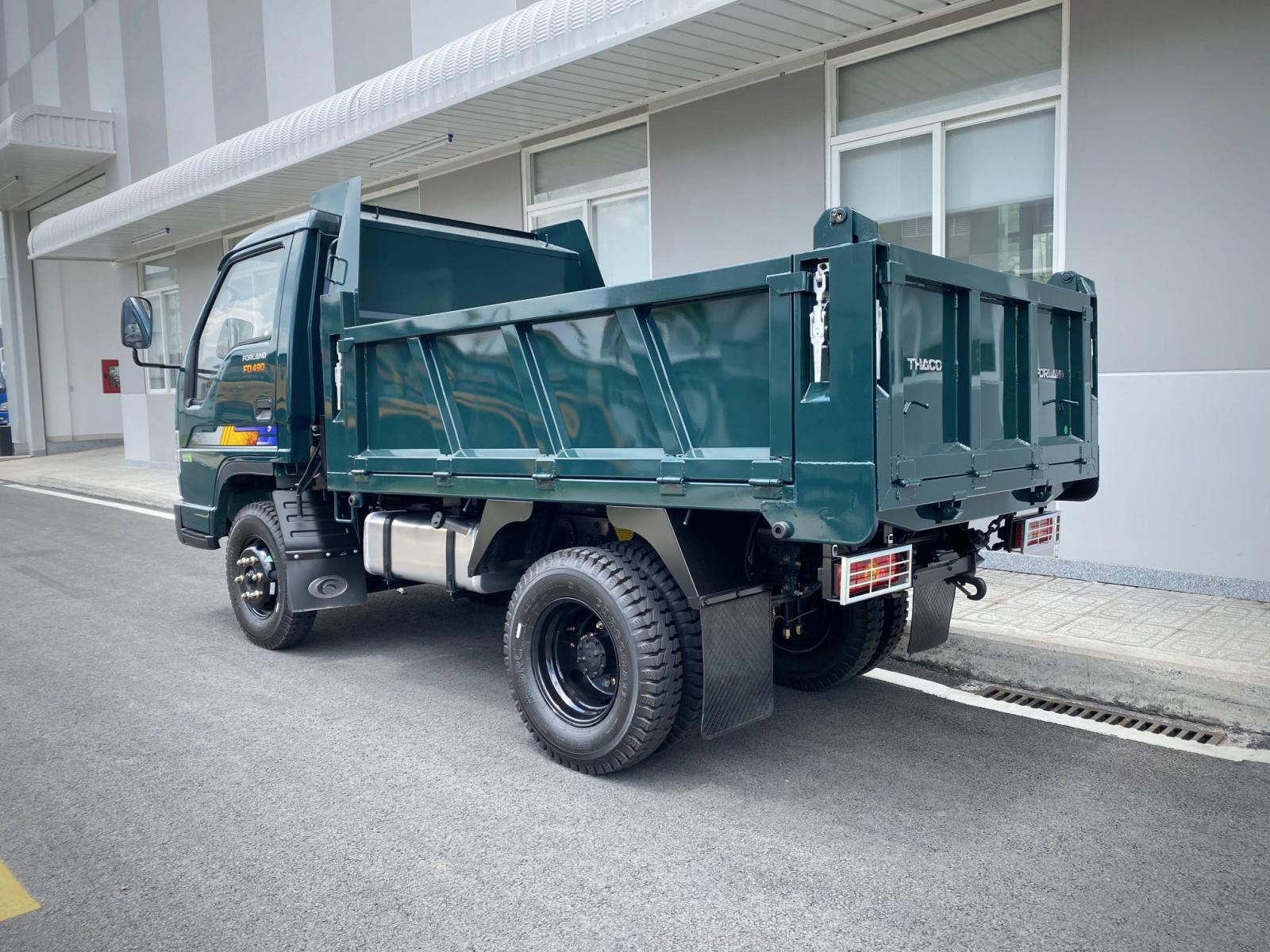 Thaco FORLAND 2023 - Xe ben Forland FD490 tải 2,34 tấn thùng 2,1 khối