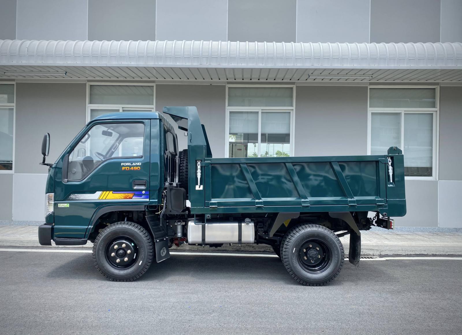 Thaco FORLAND 2023 - Xe ben Forland FD490 tải 2,34 tấn thùng 2,1 khối