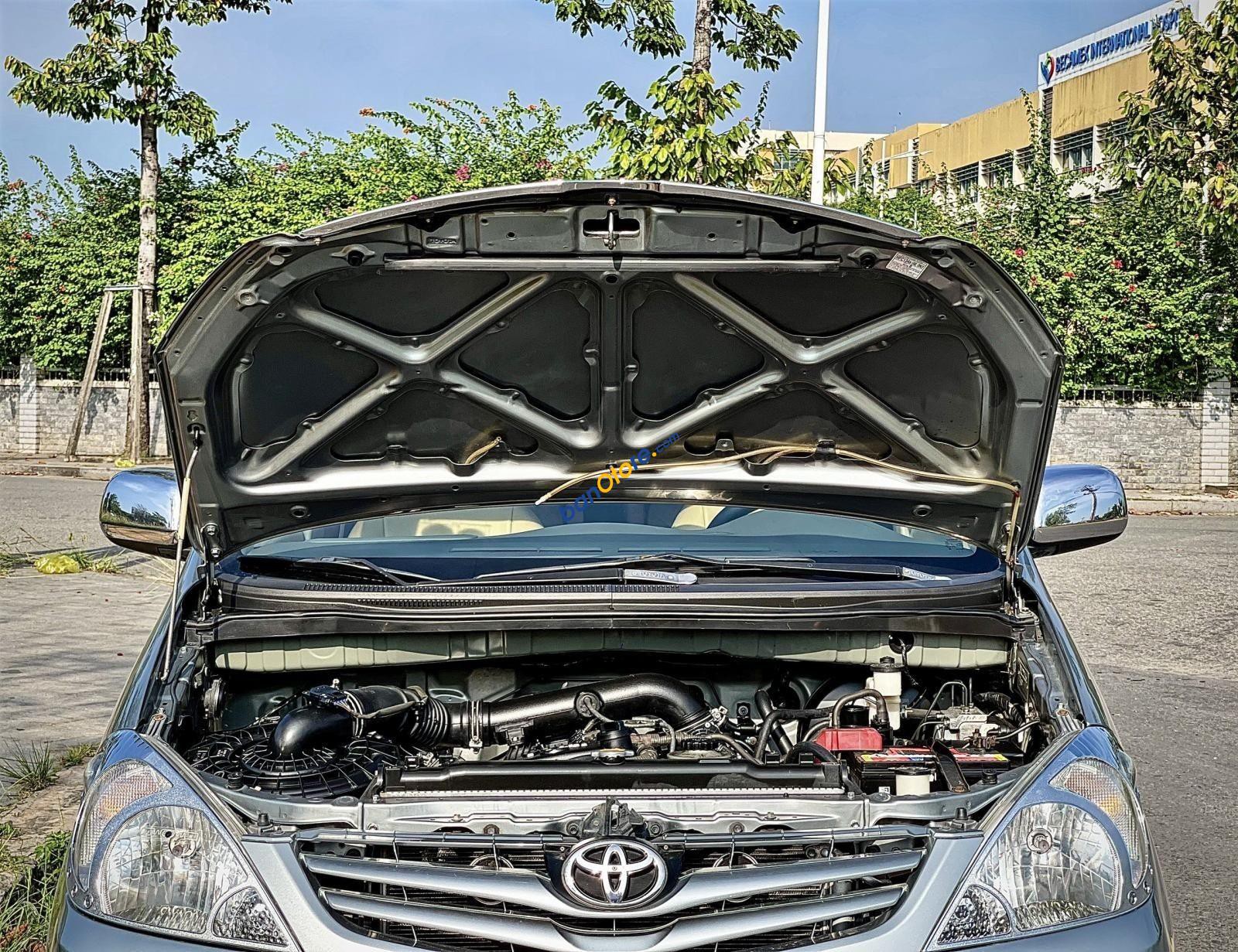 Toyota Innova 2011 - Màu bạc, máy xăng