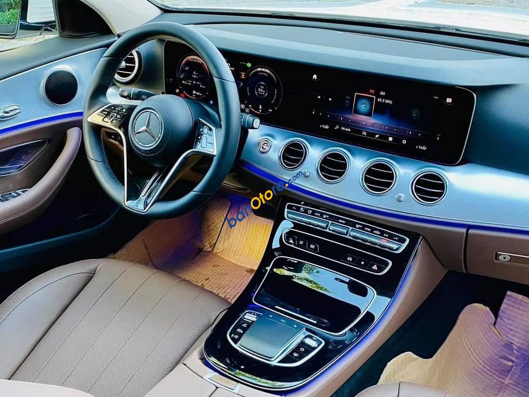 Mercedes-Benz E180 2023 - Trang bị cửa hít, cốp điện, cảnh báo điểm mù, rèm che nắng