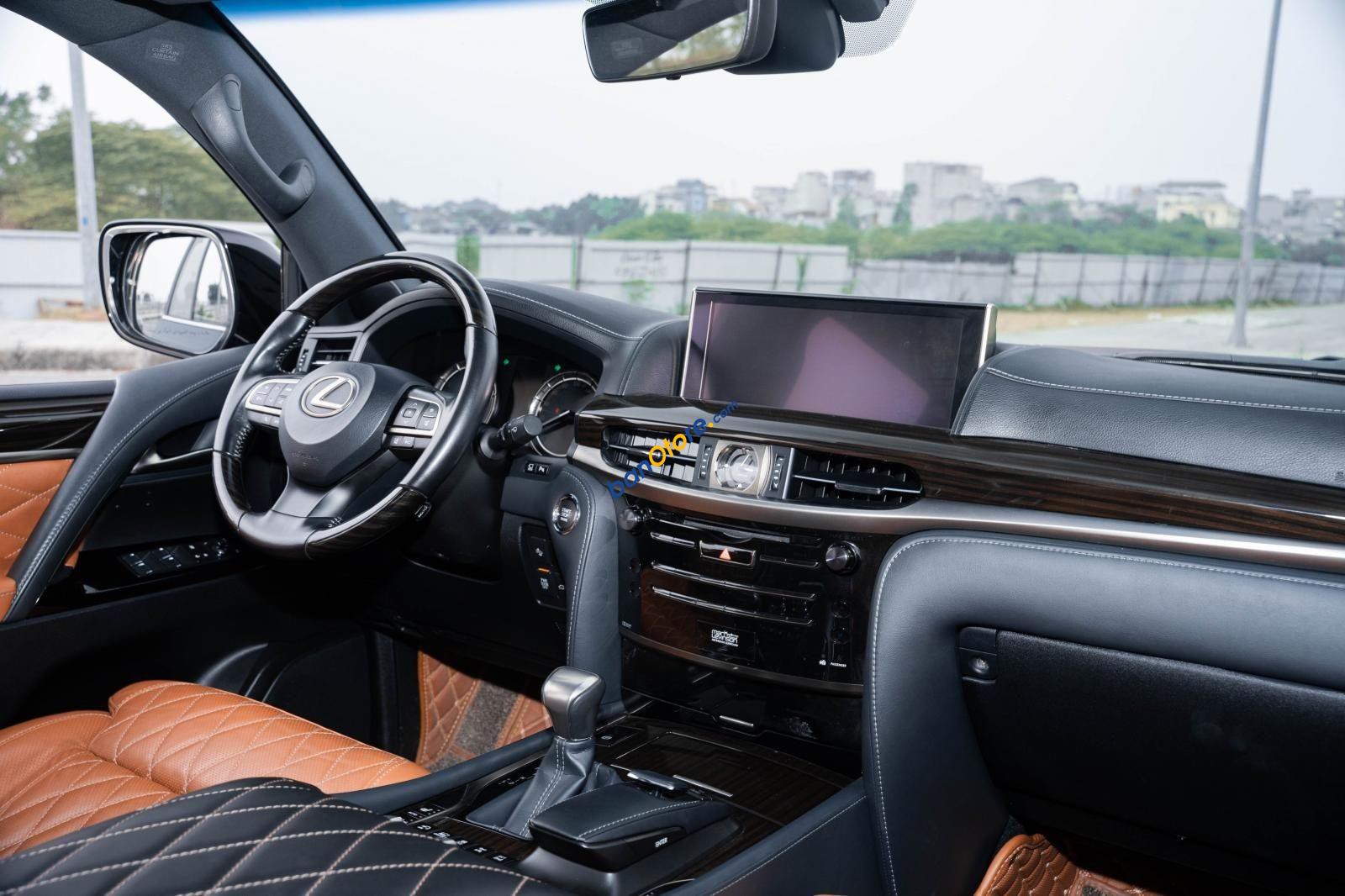 Lexus LX 570 2018 - Màu đen, nhập khẩu