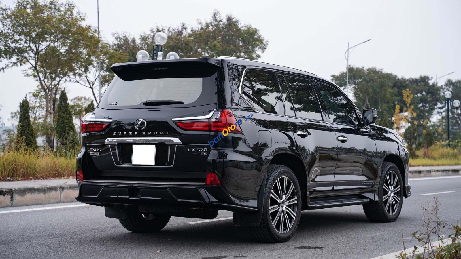 Lexus LX 570 2018 - Màu đen, nhập khẩu