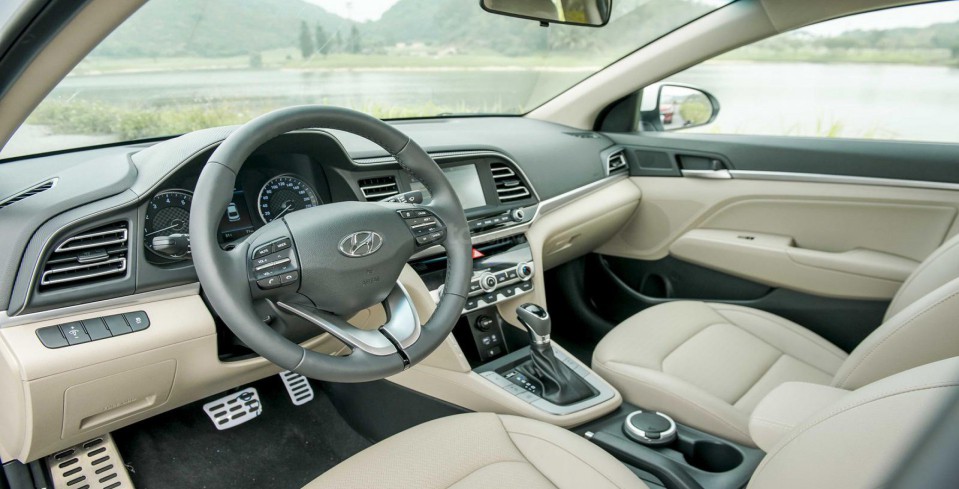 Đánh giá nội thất Hyundai Elantra 