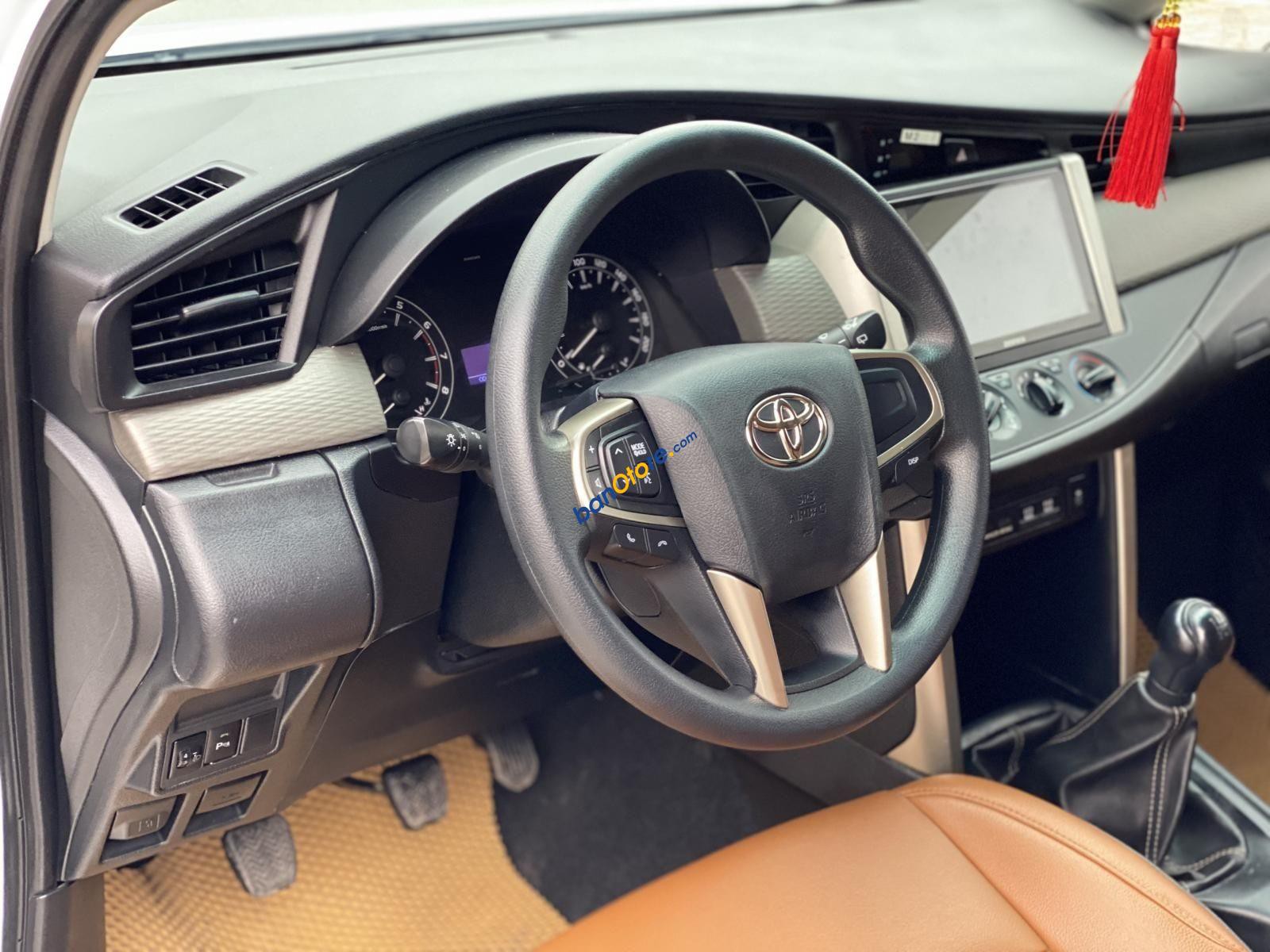 Toyota Innova 2018 - Số sàn màu trắng
