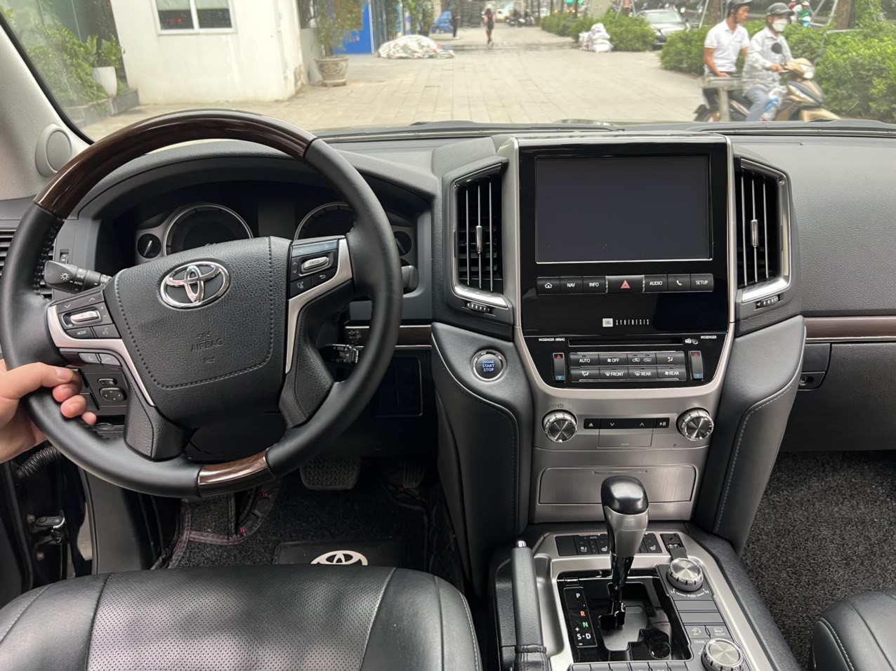 Toyota Land Cruiser VX 2019 - Em bán xe Toyota Land Cruiser VXsản xuất năm 2019 tên cty 