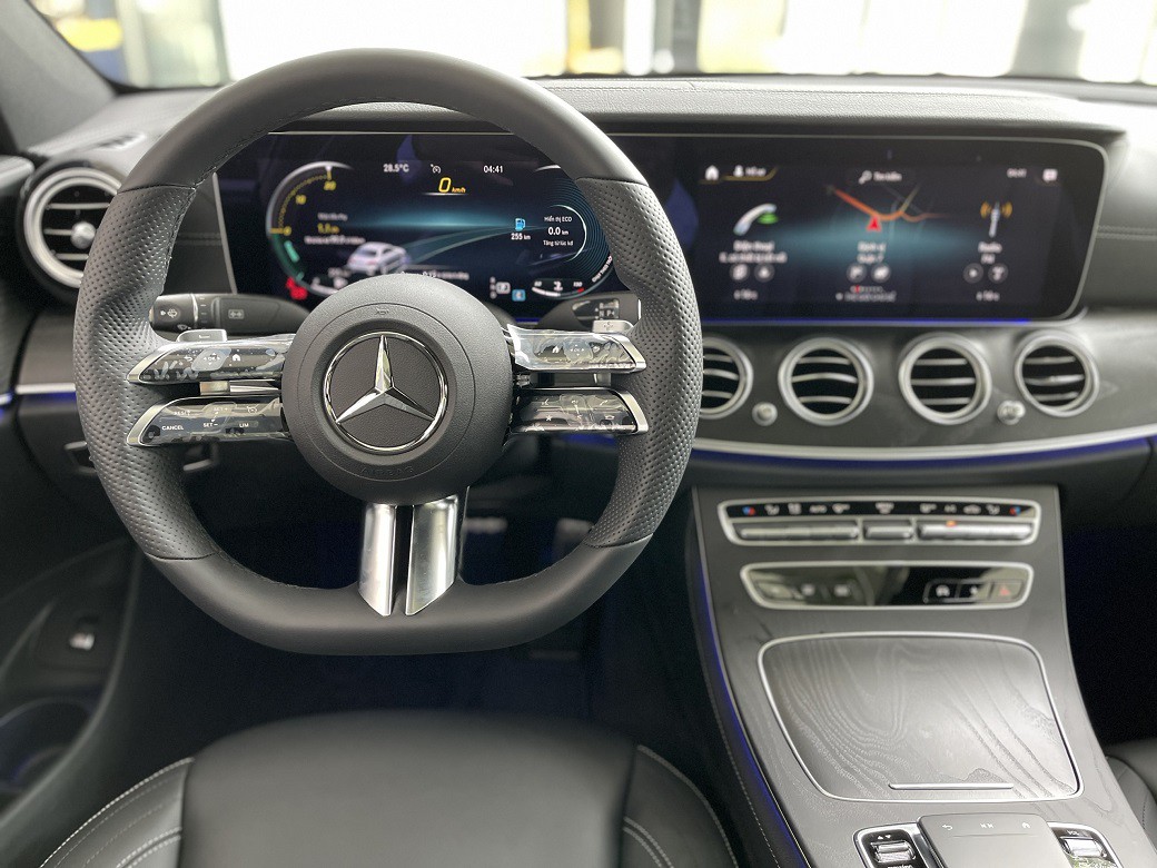 Mercedes-Benz E300 AMG 2023 - Xe Sẵn Giao Ngay Thủ Đức - Hotline 0907060505