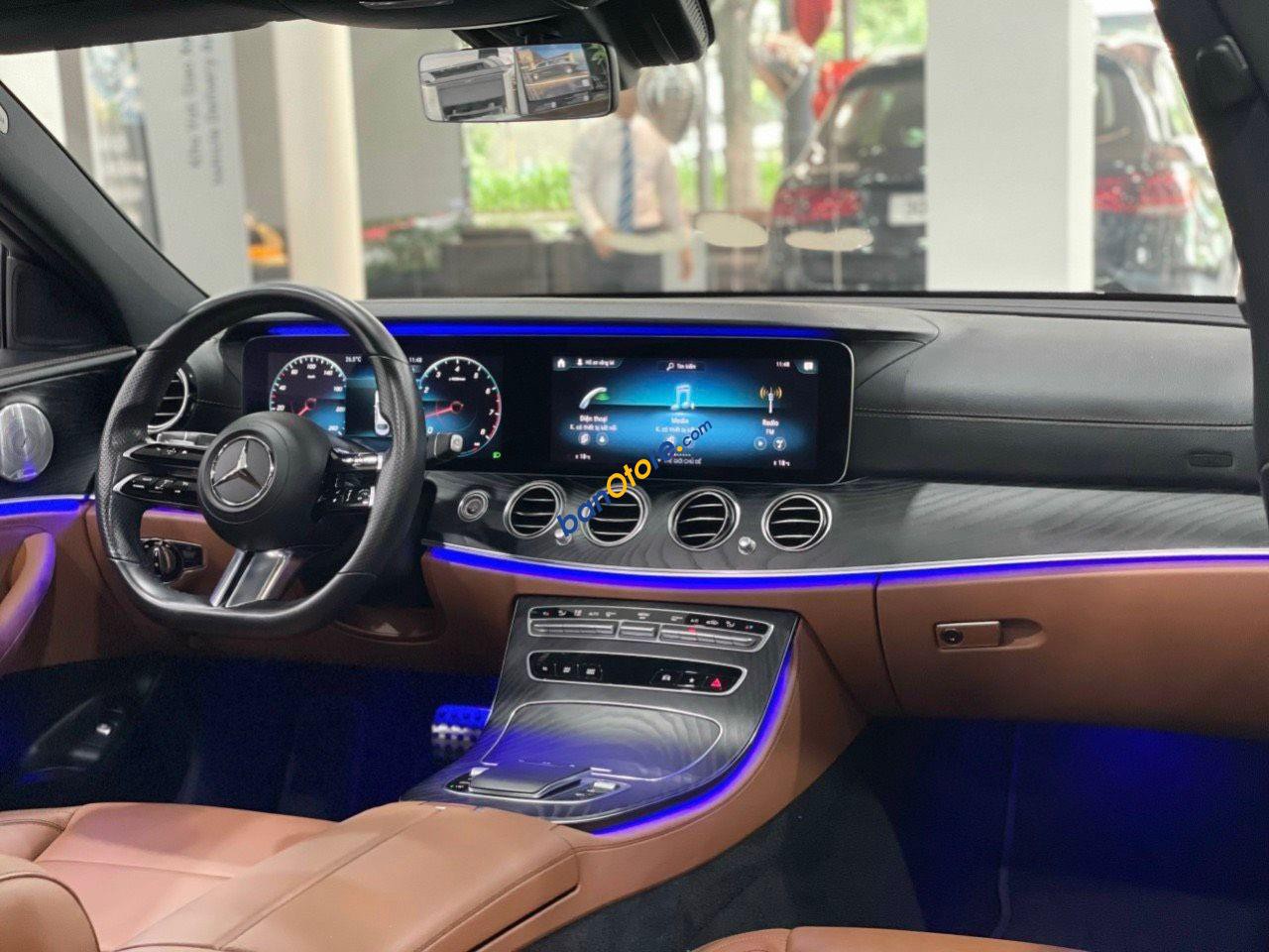 Mercedes-Benz 2022 - Xe màu trắng nội thất nâu chính hãng lướt 8000 km