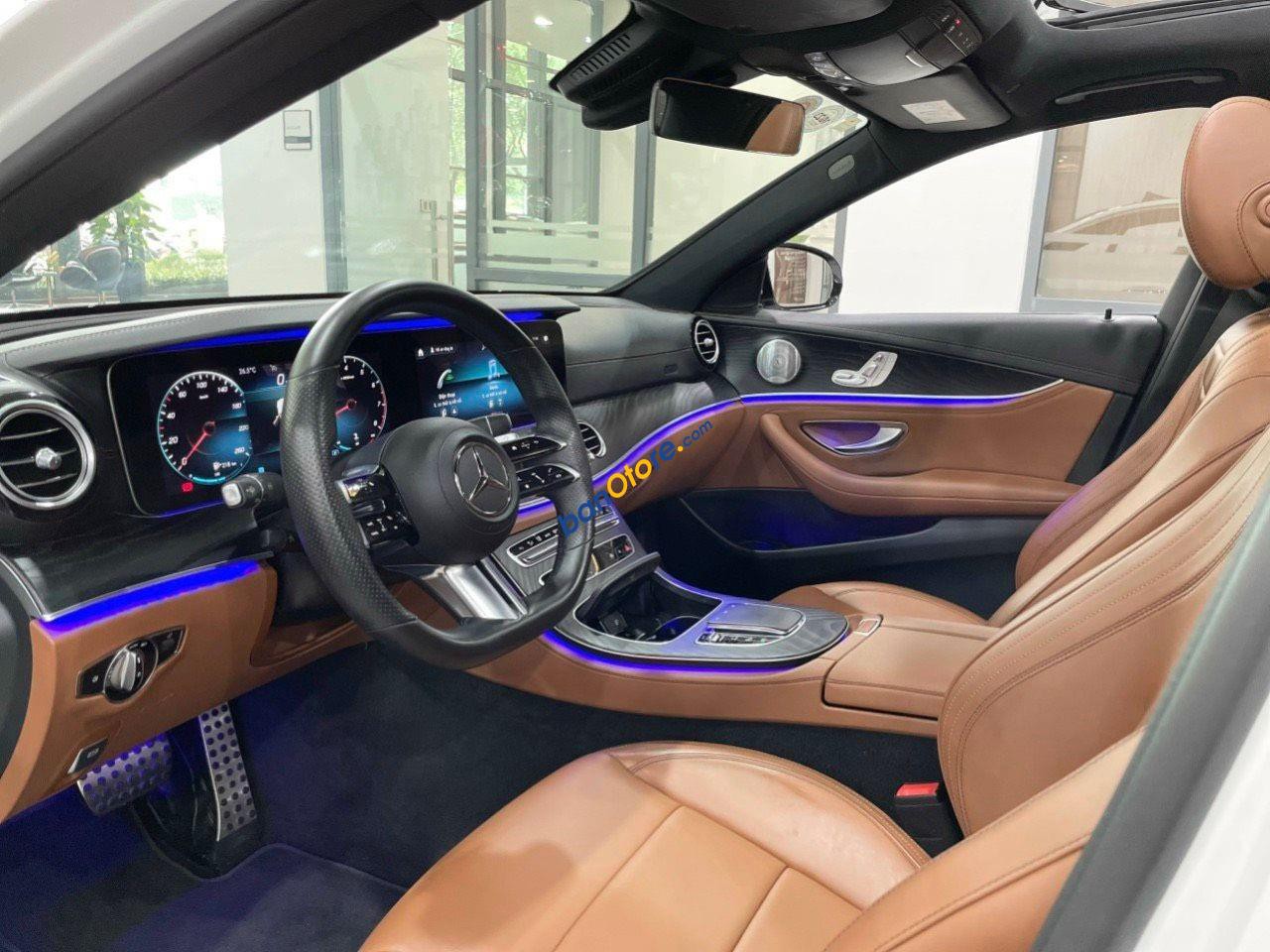 Mercedes-Benz 2022 - Xe màu trắng nội thất nâu chính hãng lướt 8000 km