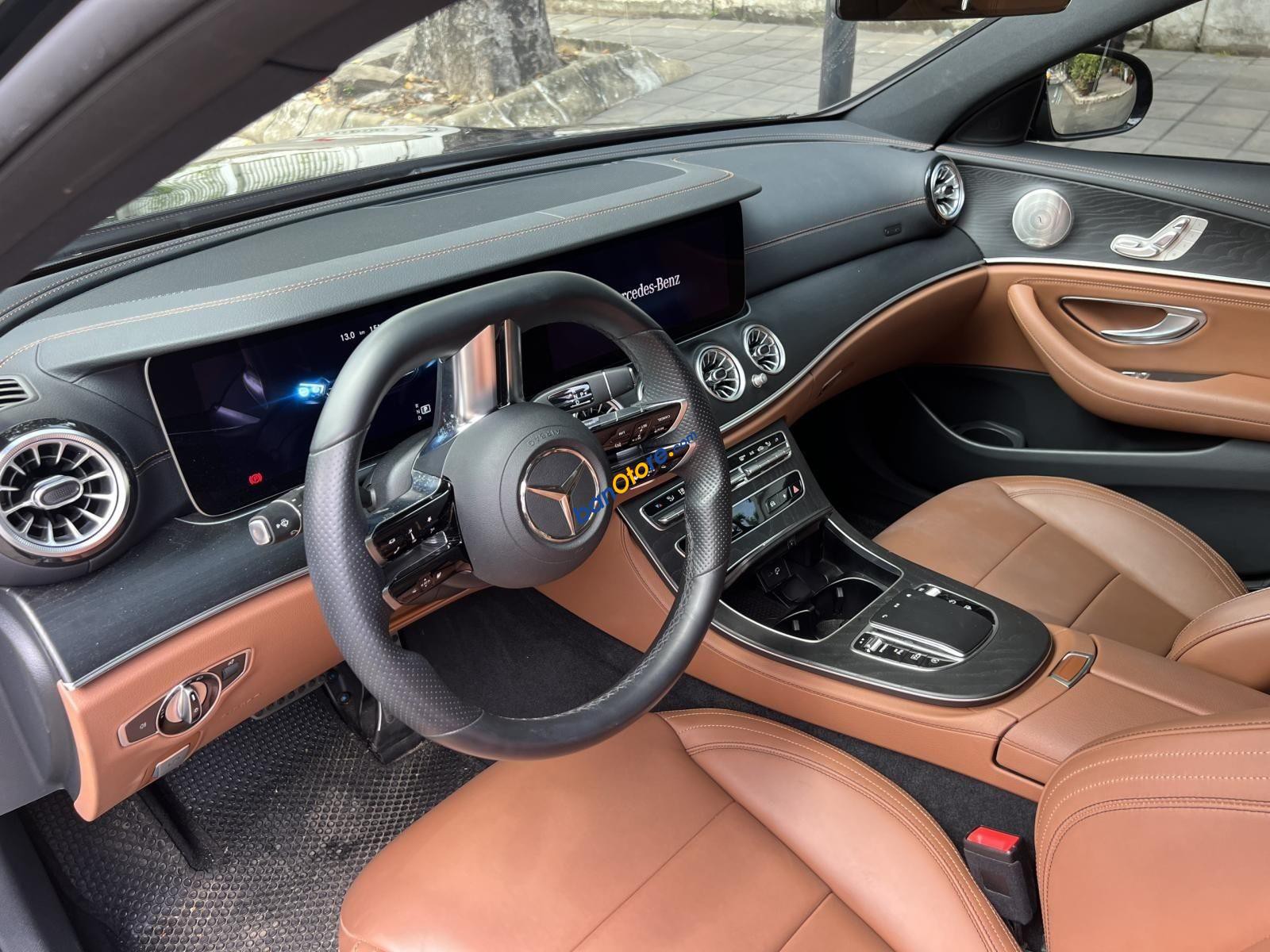 Mercedes-Benz E300 2022 - Màu đen, nội thất nâu