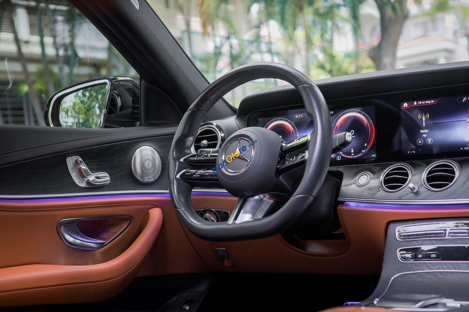Mercedes-Benz E300 2022 - Màu Đen, Nội Thất Nâu