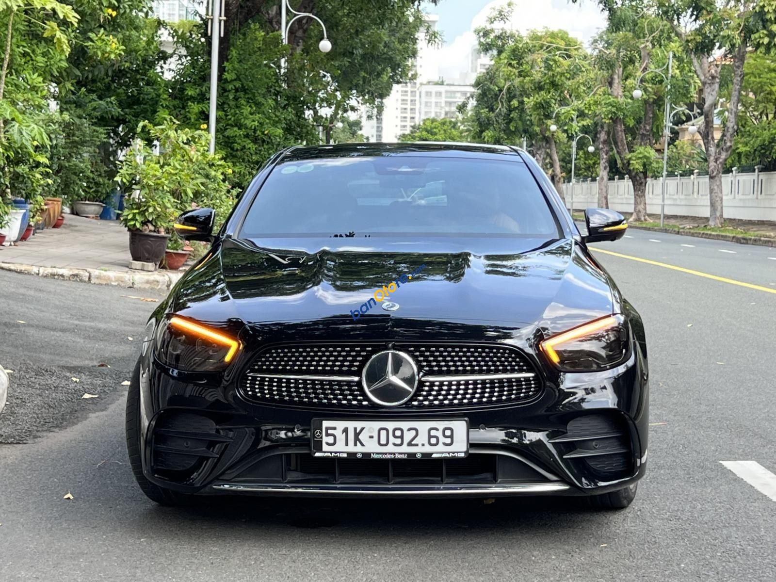 Mercedes-Benz E300 2022 - Màu đen, nội thất nâu