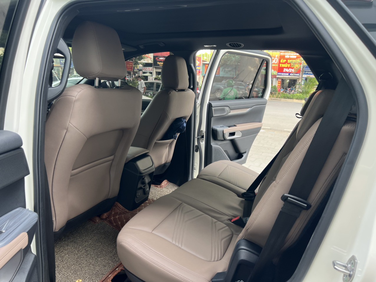 Ford Everest Titanium 4x4 2023 - Ford Evorest Titanium 4x4 Đăng ký 5/2023 đi có 8000km , tên cty có xuất VAT  Động cơ 2.0 Dầu