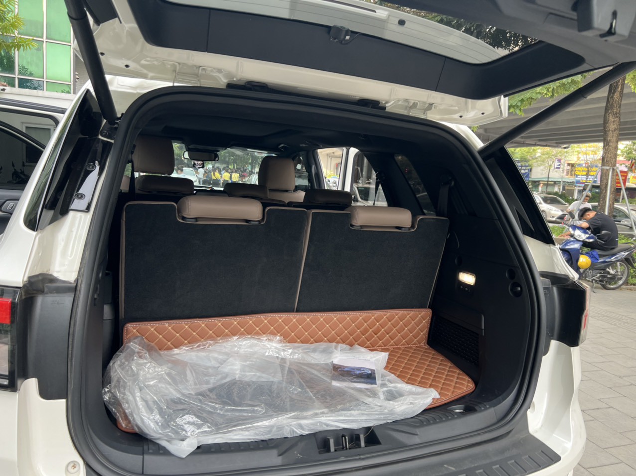 Ford Everest Titanium 4x4 2023 - Ford Evorest Titanium 4x4 Đăng ký 5/2023 đi có 8000km , tên cty có xuất VAT  Động cơ 2.0 Dầu