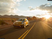 Cần bán xe Volkswagen Beetle 2016 - Bán xe Volkswagen Beetle năm 2016, màu vàng, xe nhập