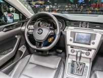 Cần bán xe Volkswagen Passat 2017 - VW Passat 1.8 turbo 1tỷ 450tr (chưa giấy), giao xe tận nhà