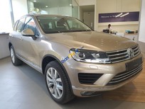 Volkswagen Touareg 2016 - Bán Volkswagen Touareg sản xuất năm 2016, màu vàng, nhập khẩu nguyên chiếc