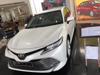 Toyota Camry 2.0G 2019 - Bán ô tô Toyota Camry 2.0E  màu trắng ngọc trai giao ngay