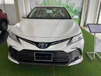 Bán Toyota Camry 2.5HV 2022 - Cần bán Toyota Camry 2.5Hybrid 2022, màu trắng, nhập khẩu nguyên chiếc