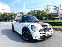 Cần bán Mini Cooper 2006 - 1.6 nhập 2007 máy Turbo rất mạnh mẽ, ít hao xăng 9 lít/100km - Xe hai màu, full đồ chơi cao cấp