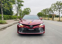 Toyota Camry 2021 - Xe màu đỏ nổi bật thu hút ánh nhìn