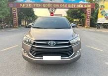 Toyota Innova 2.0E 2017 - Cần bán gấp Toyota Innova 2.0E 2017, màu xám