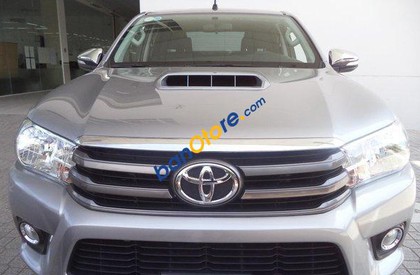Toyota Hilux 2015 - Cần bán lại xe Toyota Hilux năm 2015, màu bạc, giá chỉ 640 triệu