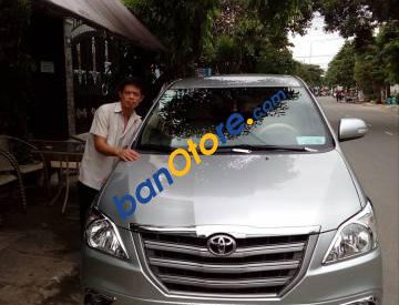 Toyota Innova   2015 - Cần bán gấp Toyota Innova năm 2015, màu bạc xe gia đình, 700tr