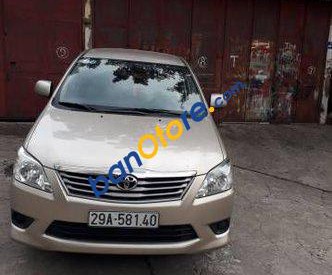 Toyota Innova MT 2012 - Bán Toyota Innova MT sản xuất 2012, màu vàng