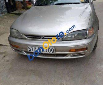 Toyota Camry  MT 1992 - Cần bán lại xe Toyota Camry MT sản xuất 1992, màu vàng đã đi 70000 km