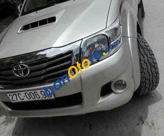 Toyota Hilux  MT 2012 - Cần bán Toyota Hilux MT năm sản xuất 2012, màu bạc số sàn