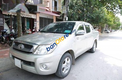 Toyota Hilux  MT 2010 - Bán xe Toyota Hilux MT sản xuất 2010, màu bạc, 390 triệu