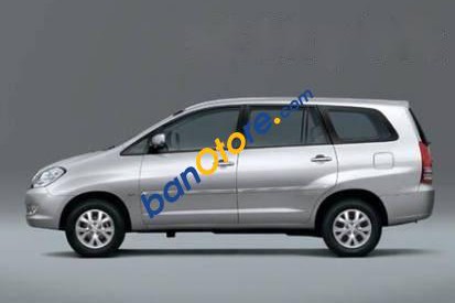 Toyota Innova 2.0 E  2014 - Cần bán gấp Toyota Innova 2.0 E năm 2014, màu bạc giá cạnh tranh