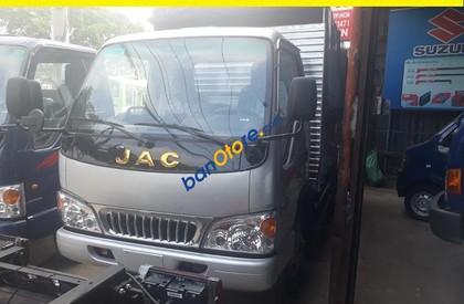 2017 - Bán xe tải JAC 2.4 tấn màu bạc, thùng bạt, trả góp 90% toàn quốc