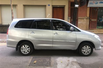 Toyota Innova 2.0G 2011 - Bán xe Toyota Innova 2.0G năm 2011, màu bạc, xe gia đình