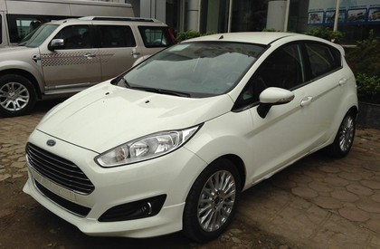 Ford Fiesta Sport 1.5 AT 2018 - Cần bán gấp Ford Fiesta Sport 1.5 AT mua tháng 10/2018, màu trắng, giá chỉ 550 triệu