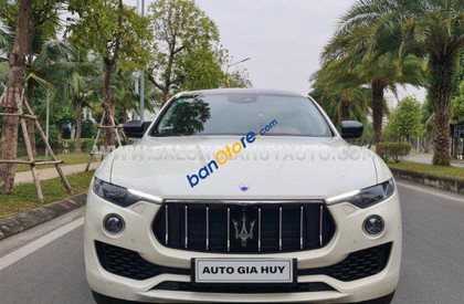 Maserati 2017 - Màu trắng nội thất đỏ