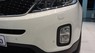 Kia Sorento GAT 2015 - Mình bán ô tô Kia New Sorento GAT đời 2015, màu trắng, giá 873tr. Nhiều ưu đãi cho khách hàng Long An