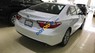 Toyota Camry  LE 2.5 2017 - Bán ô tô Toyota Camry LE 2.5 sản xuất 2017, màu trắng, nhập khẩu nguyên chiếc